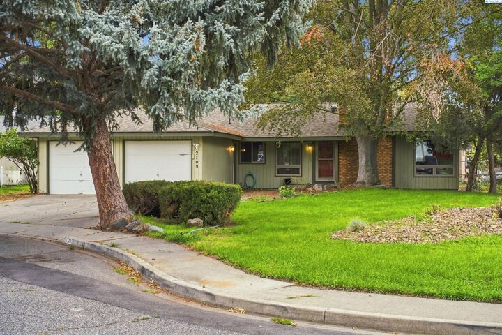 Property Photo:  2109 Briarwood Ct  WA 99354 