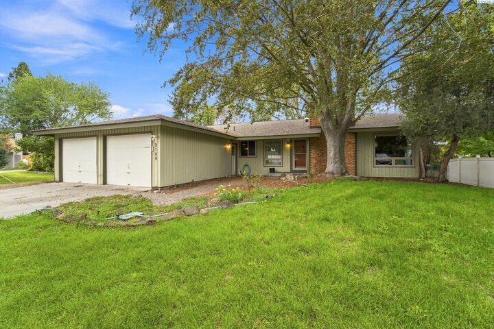 Property Photo: 2109 Briarwood Ct WA 99354