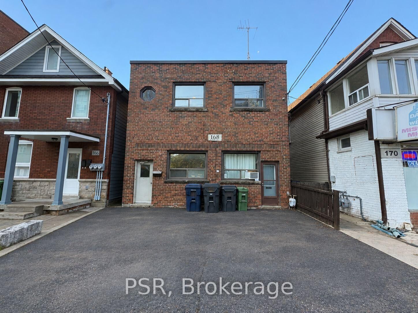 Property Photo:  168 Vaughan Road 2 Upper  ON M6C 2M2 