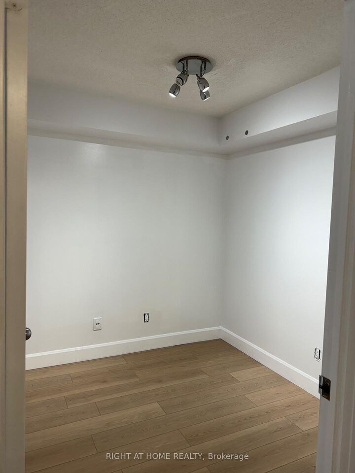 Property Photo:  153 Beecroft Road  ON M2N 7C5 
