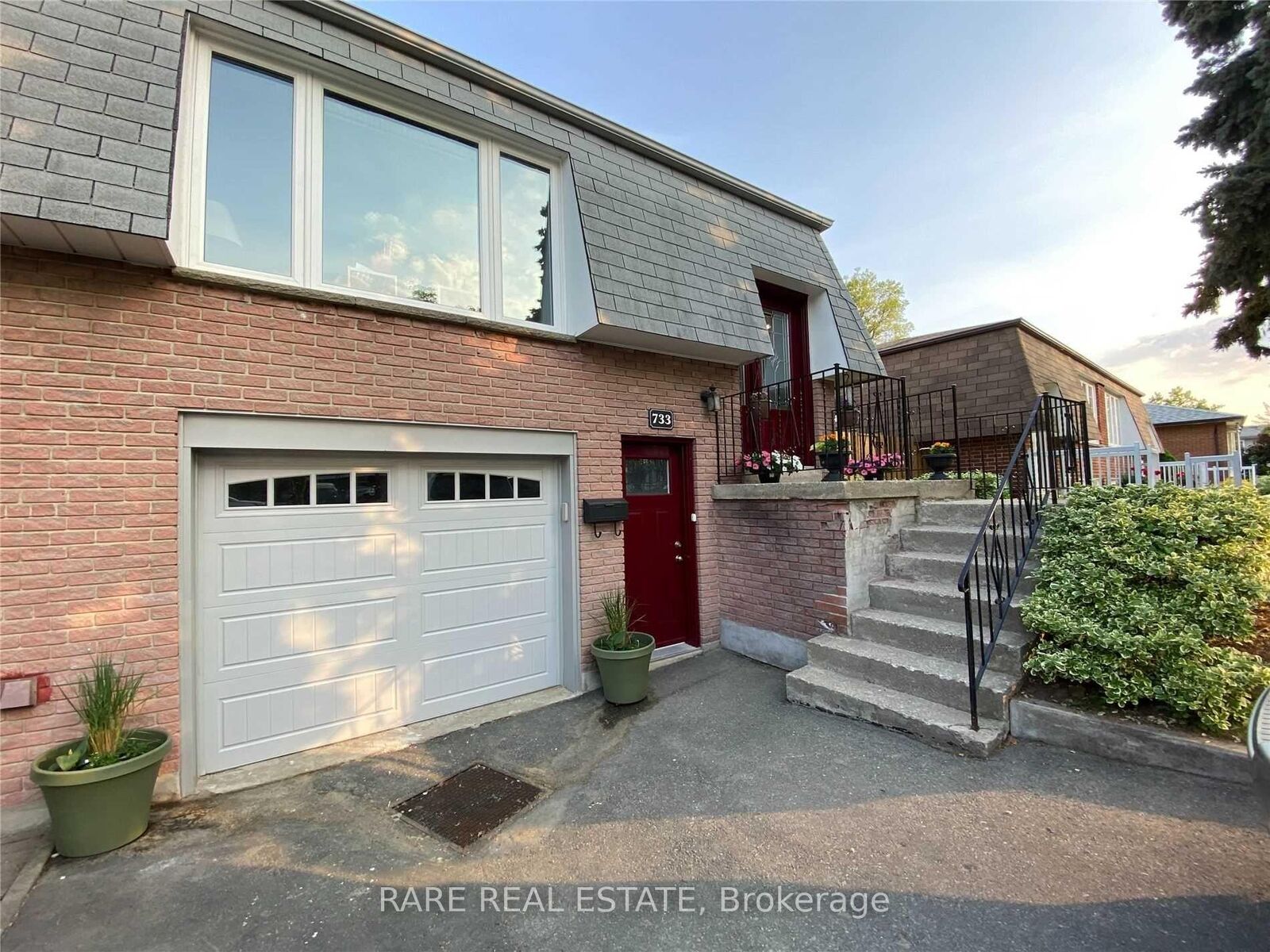 Property Photo:  733 Eaglemount Crescent Lower  ON L5C 1H2 