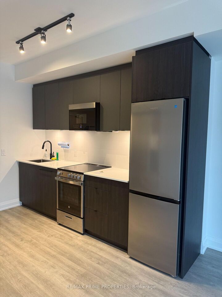 Property Photo:  2369 Danforth Avenue 807  ON M4C 0B1 