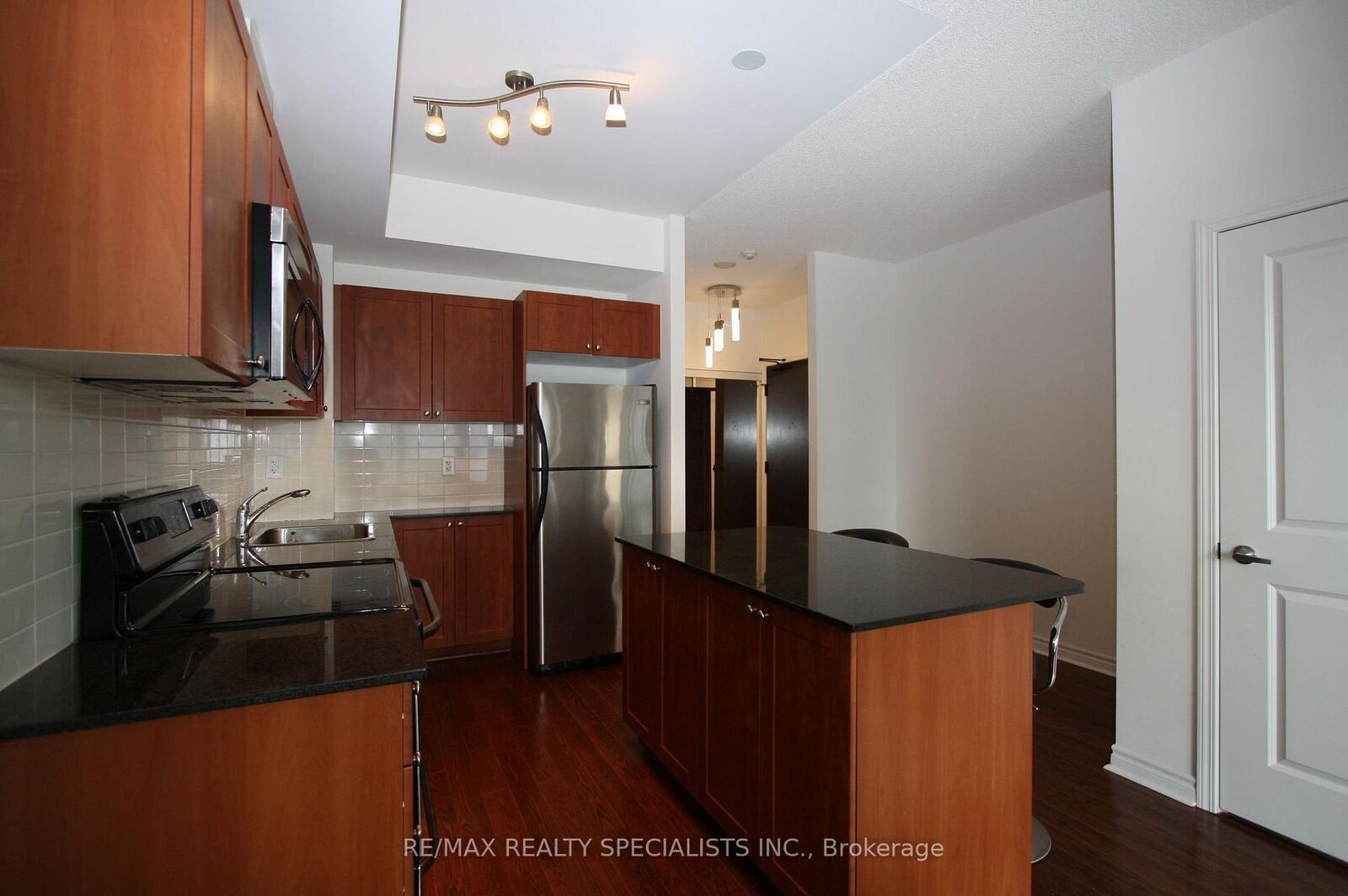 Property Photo: 385 Prince Of Wales Drive 1606 ON L5B 0C6