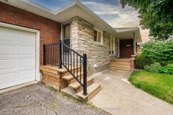 Property Photo:  15 Springbank Drive  ON L2S 2K1 