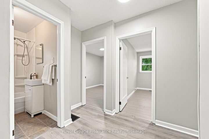 Property Photo:  15 Elvins Gardens  ON K8P 2T2 