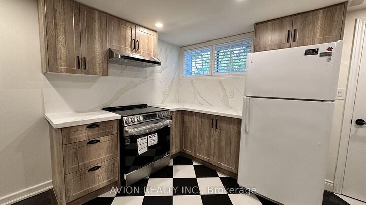 Property Photo:  570 Exbury Crescent Bsmt  ON L5G 2P4 
