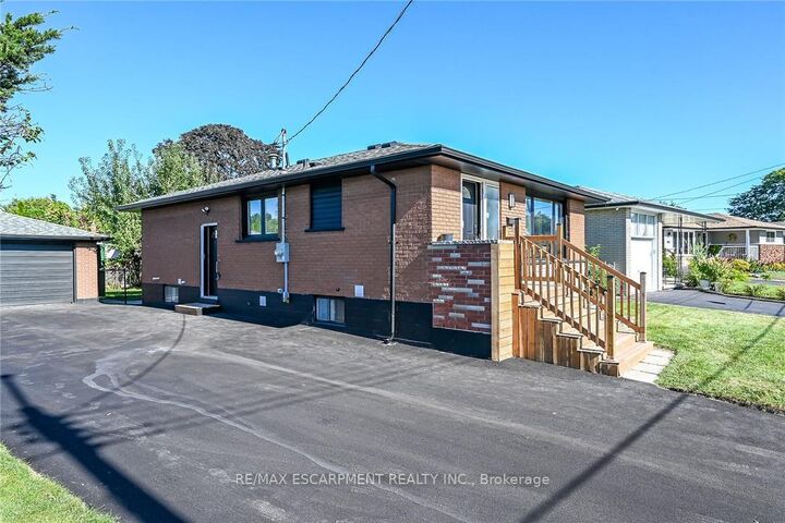 Property Photo:  135 Nugent Drive  ON L8H 2N3 
