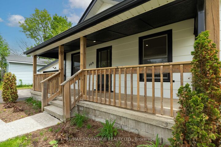 Property Photo:  209 Victoria Street  ON N5C 2N2 
