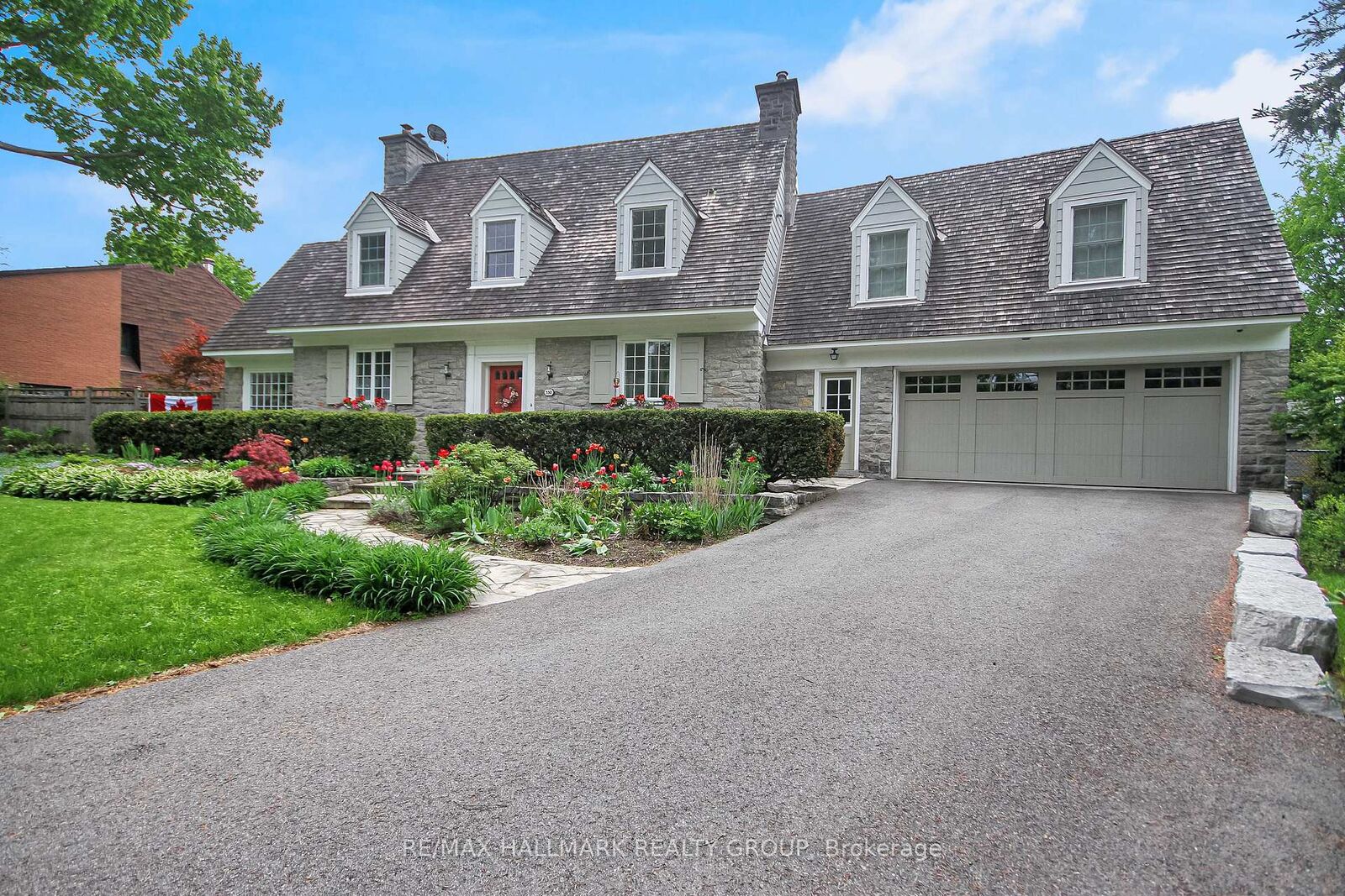 Property Photo: 550 Piccadilly Avenue ON K1Y 0J1