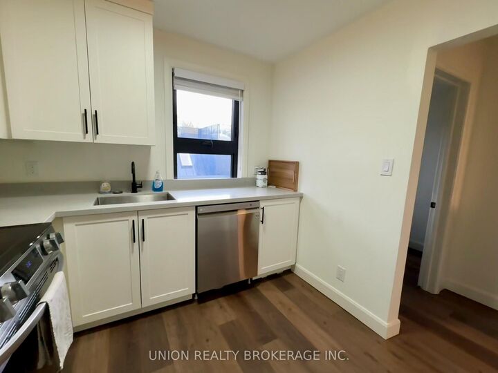 Property Photo:  2137 Gerrard Street E Upper  ON M4E 2C1 