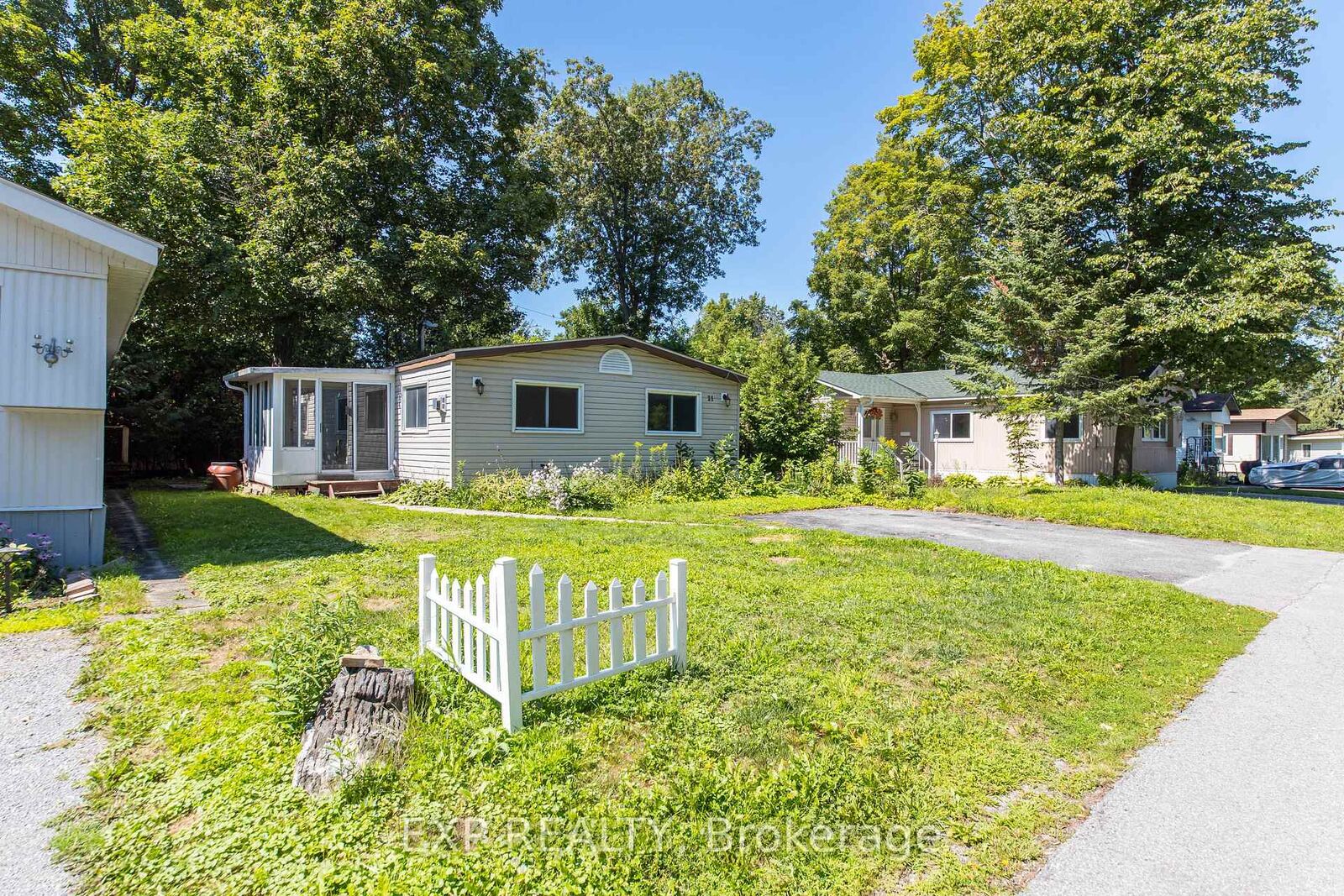 Property Photo:  21 Maplewood Avenue  ON K7C 3P1 