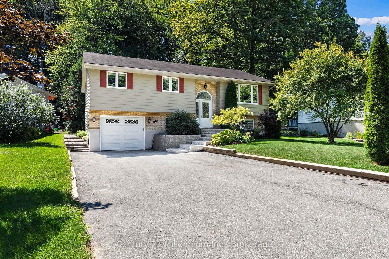 Photo de la propriété:  128 Parklane Crescent  ON N4L 1A6 