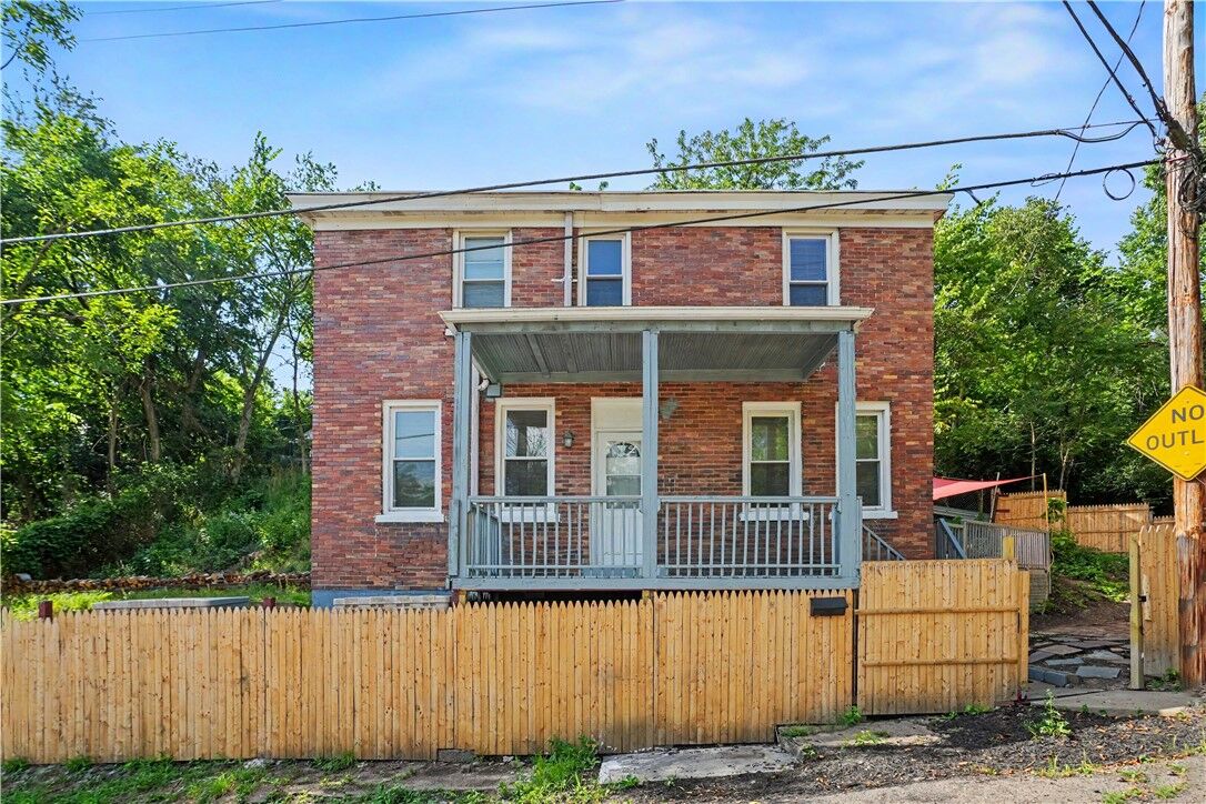 Property Photo:  8 Marne Way  PA 15211 