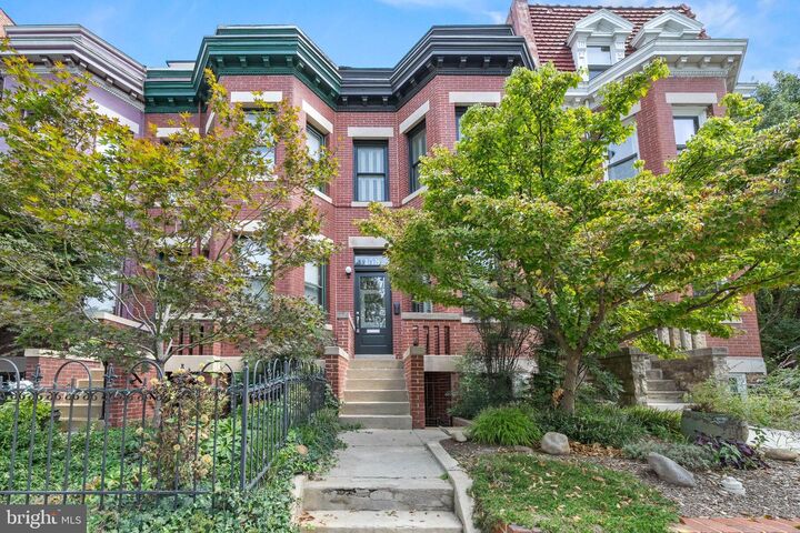 Property Photo:  158 12th Street SE  DC 20003 