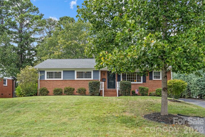 Property Photo:  7400 Thorncliff Drive  NC 28210 