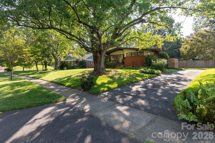 Property Photo:  1526 Briarfield Drive  NC 28205 