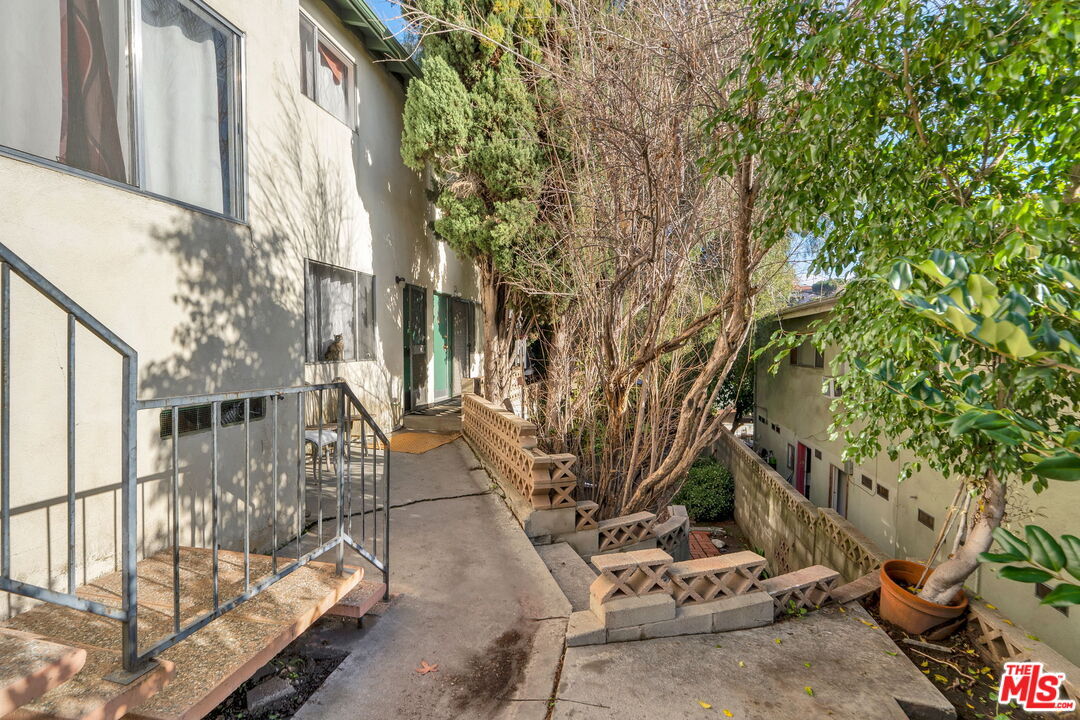 Property Photo: 2241 Ewing St CA 90039