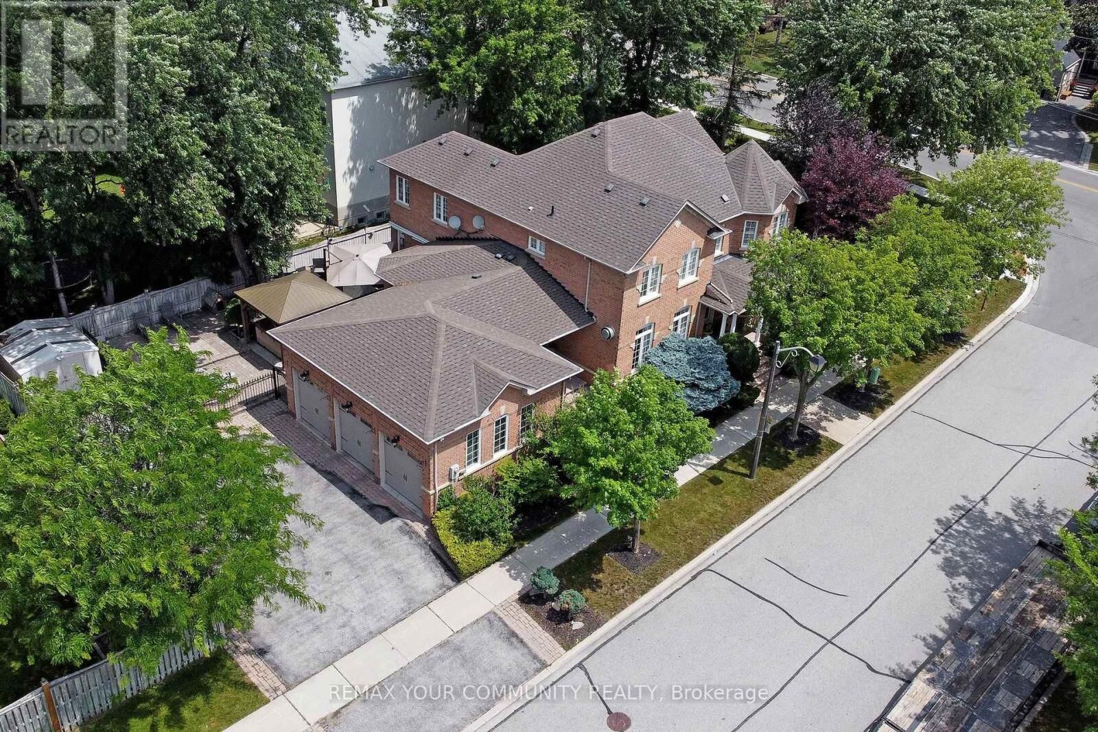 Property Photo: 2 Winterberry Drive ON L3S 4G3