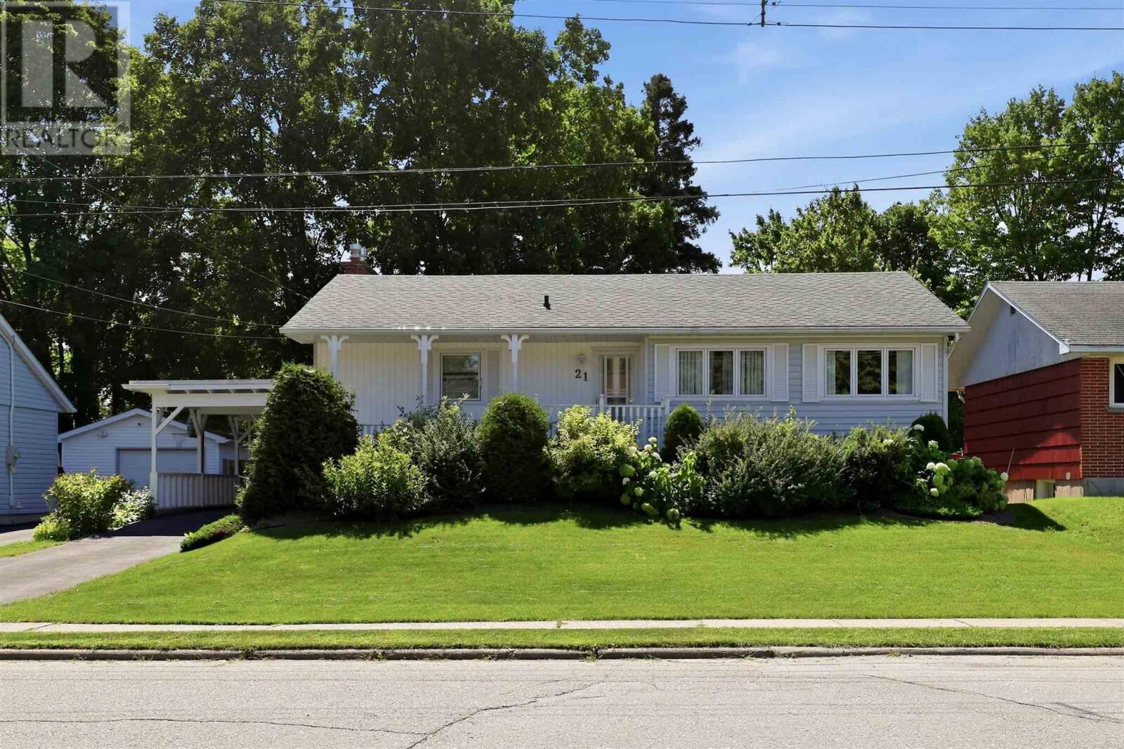 Property Photo: 21 Ford St ON P6A 4N5