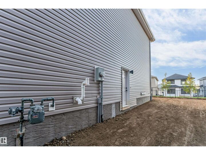 Property Photo:  904 17 Av NW  AB T6T 2X8 