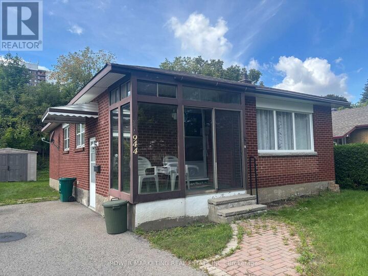 Property Photo:  944 Eve Street  ON K1K 3R4 