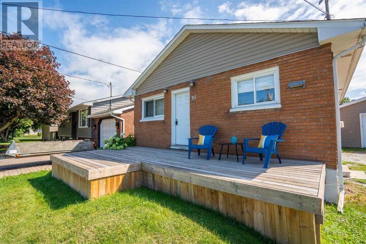 Property Photo:  31 East Balfour St  ON P6C 1W9 