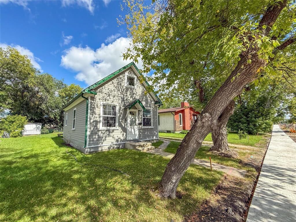 Property Photo: 631 McLean Avenue MB R1A 0V5