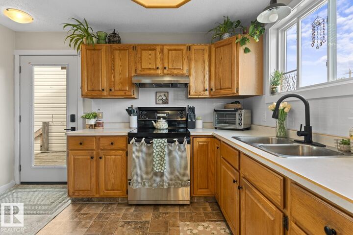Property Photo:  1401 9 Street  AB T9M 1J7 