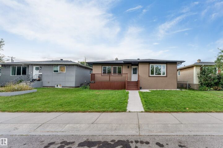 Photo de la propriété: 7928 82 Avenue NW AB T6C 0Y2