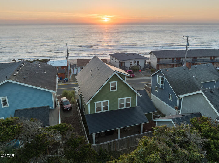 Property Photo:  1930 NW Harbor Avenue  OR 97367 