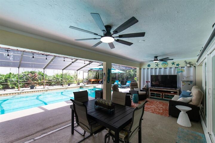 Property Photo:  207 Amesbury Circle  FL 33573 