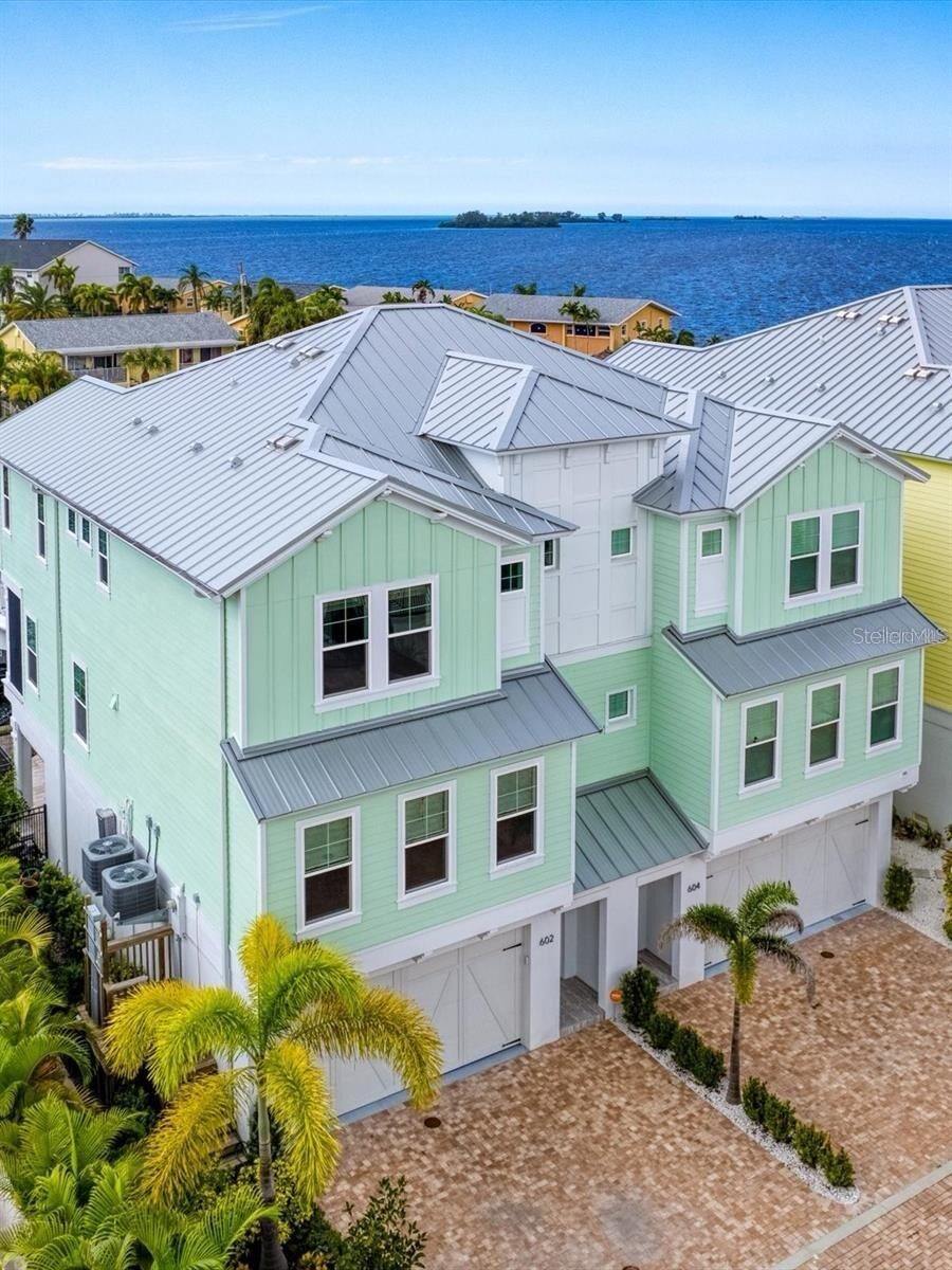 Property Photo:  602 Sea Court  FL 34698 