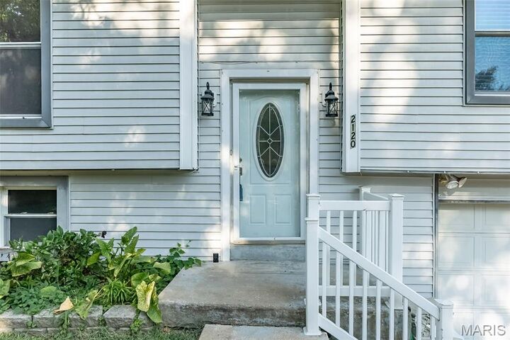 Property Photo: 2120 Devonshire Drive MO 63052