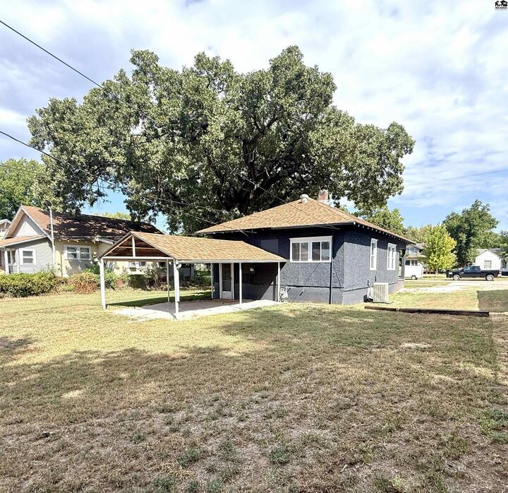 Property Photo:  305 W Kansas Ave  KS 67104 