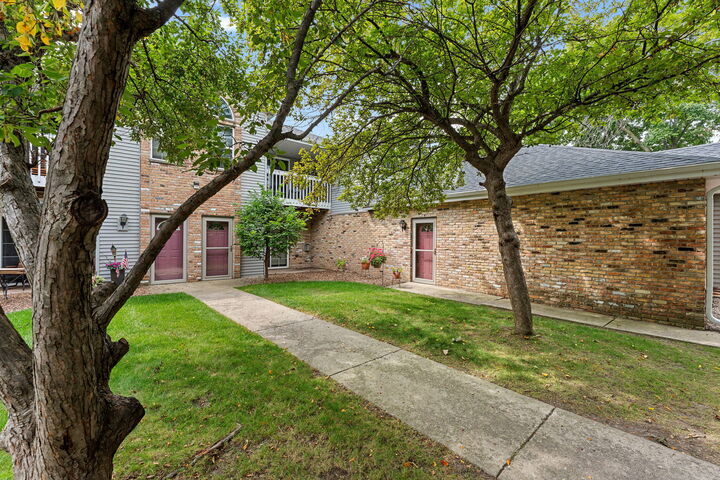 Property Photo:  180 W Oak Leaf Dr  WI 53154 