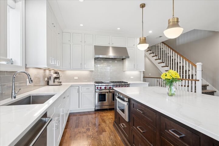 Property Photo: 1923 N Damen Avenue Ph IL 60647
