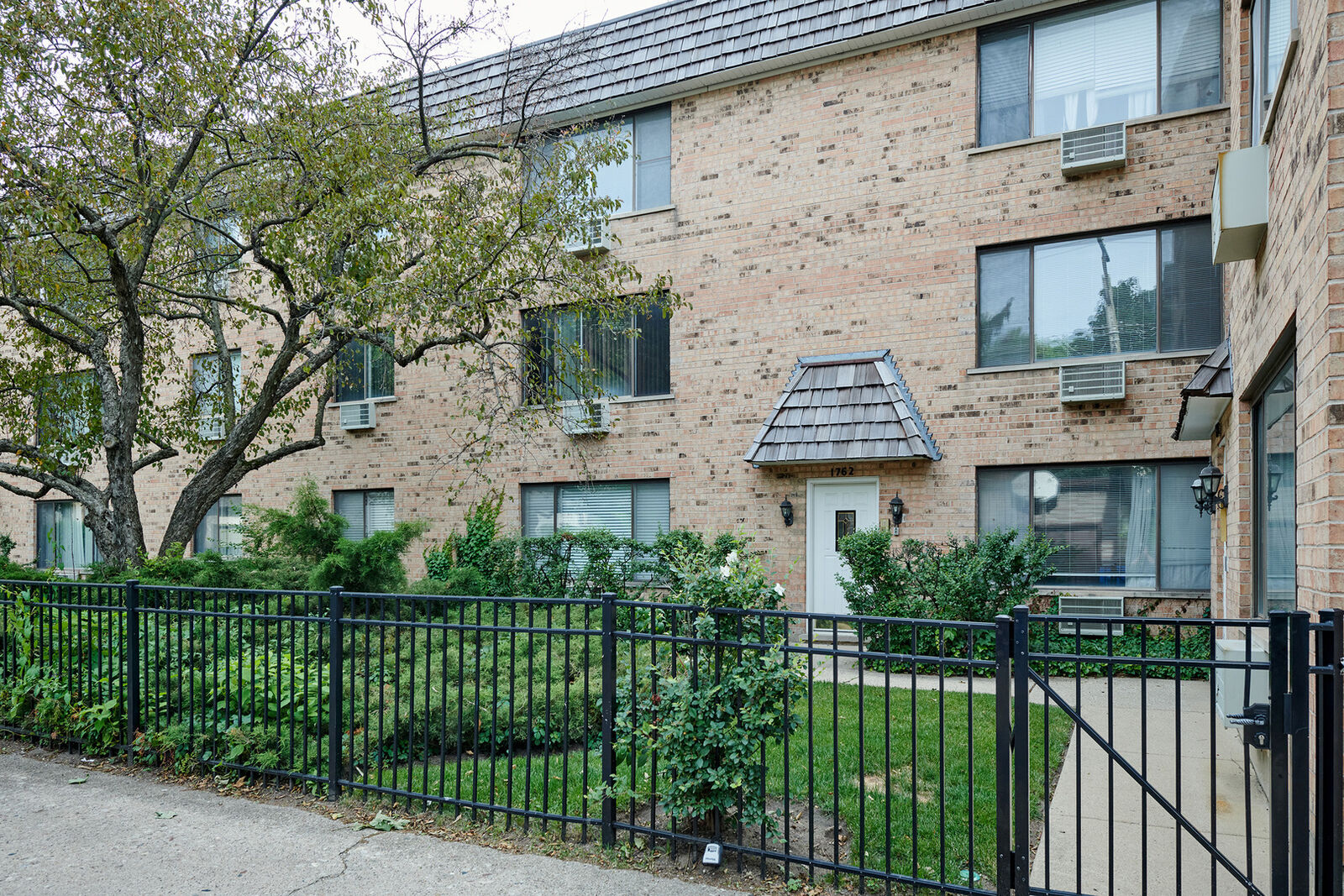 Property Photo:  1762 W Highland Avenue 204  IL 60660 