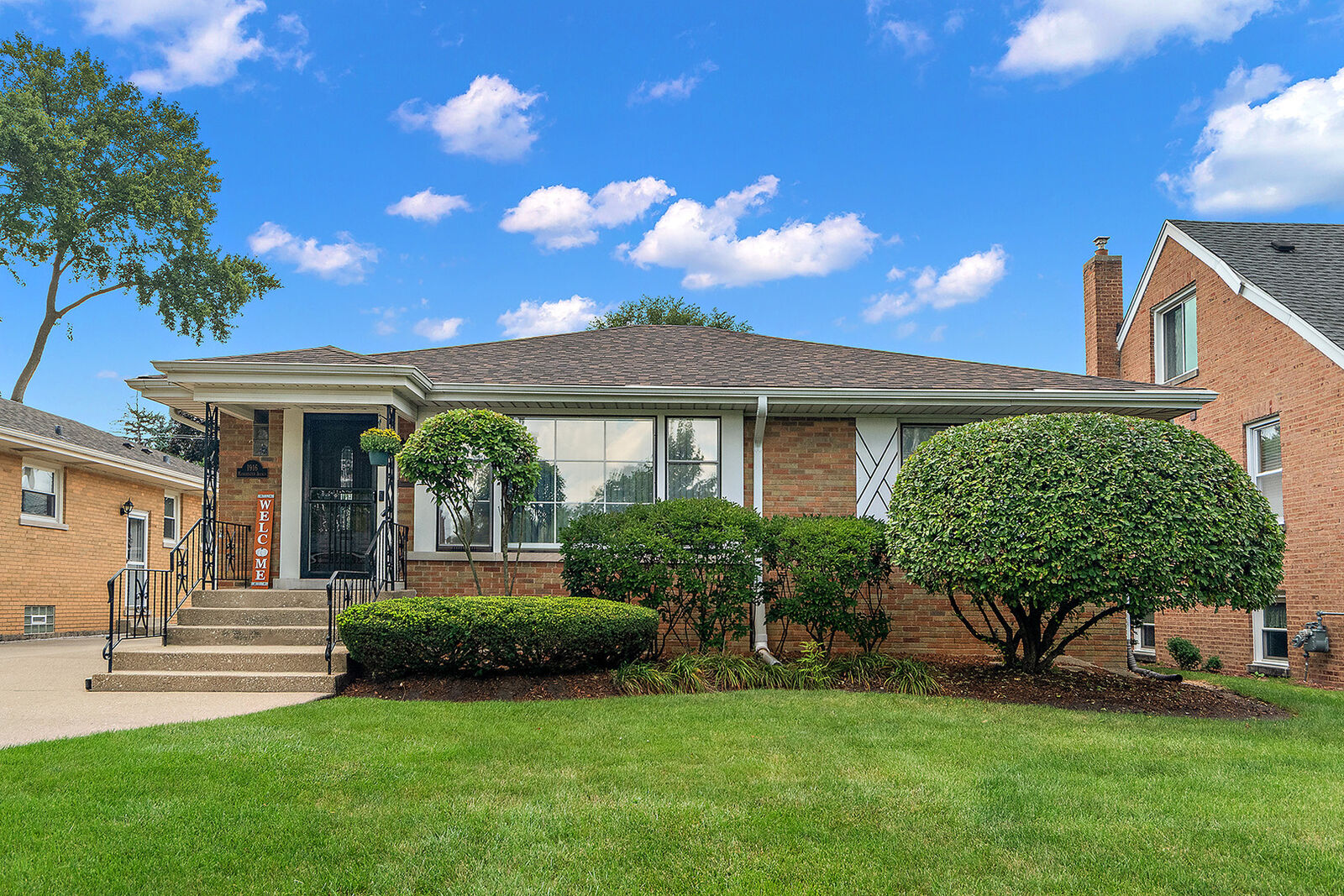 Property Photo:  1916 Manchester Avenue  IL 60154 