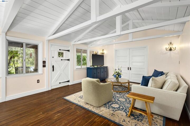 Property Photo:  
