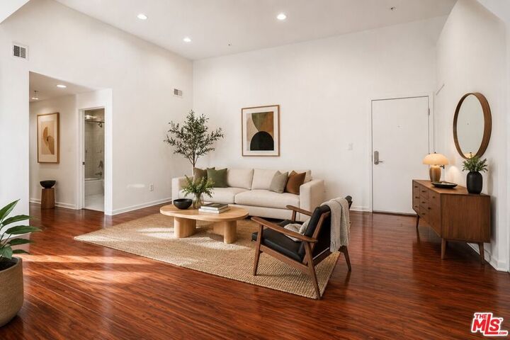 Property Photo:  12132 Hart Street 301  CA 91605 