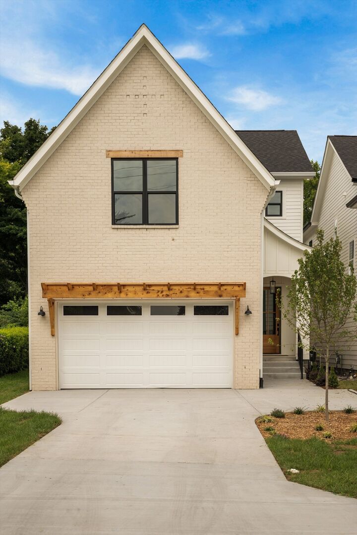 Property Photo:  806 Newhall Dr  TN 37206 