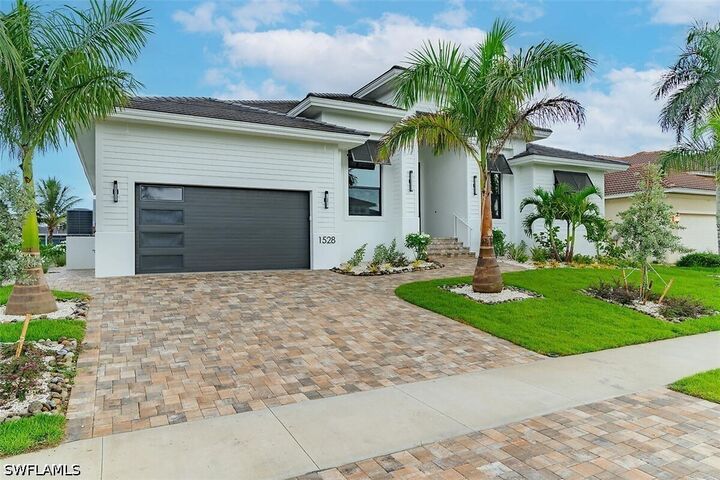 Property Photo: 1528 Kingston Court N FL 34145