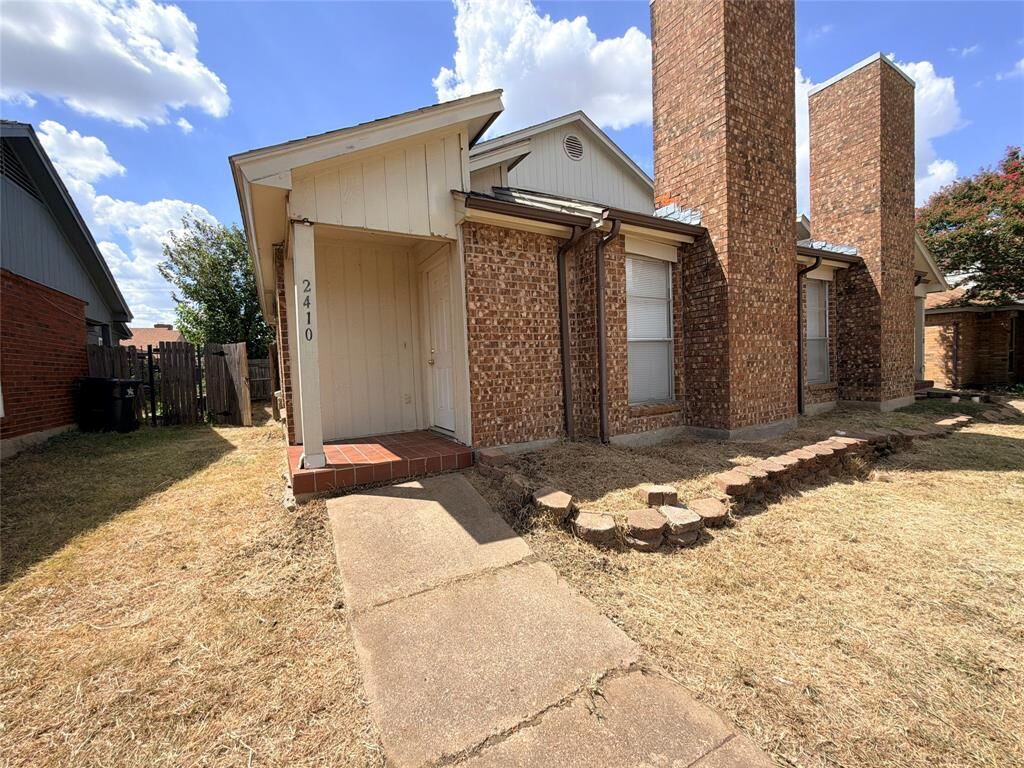 Property Photo: 2410 Summer Place Drive TX 76014