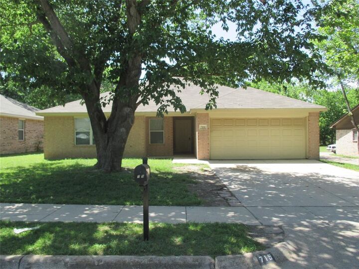 Property Photo: 719 Hallvale Drive TX 76108