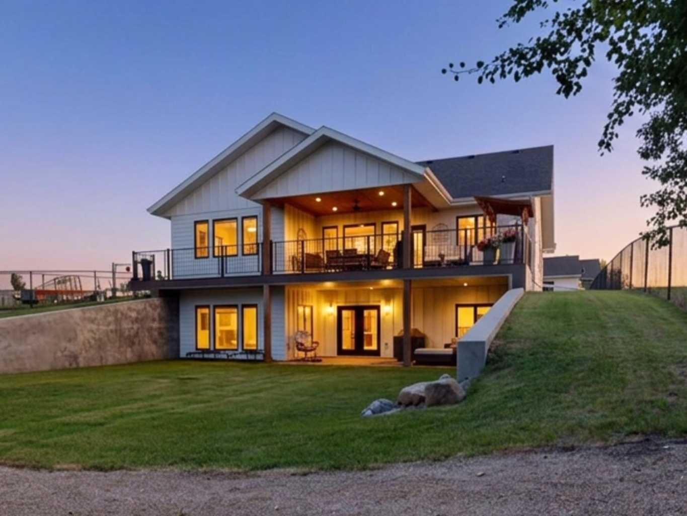 Property Photo: 2 Marina Crescent AB T0C 3B0