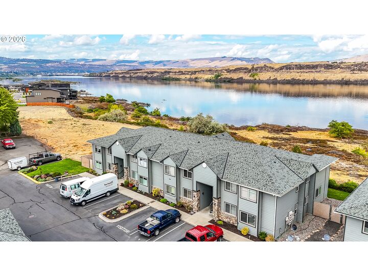 Property Photo: 240 Lone Pine Ln 7 OR 97058