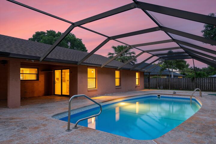 Property Photo:  2652 Yarmouth Drive  FL 33414 