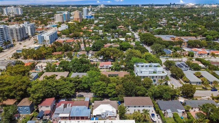 Property Photo:  2532 SW 27th St  FL 33133 