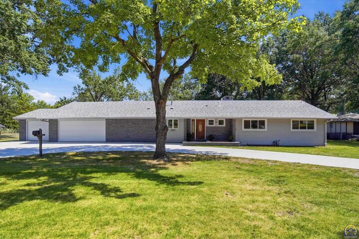 Property Photo:  2710 SW Burlingame Rd  KS 66611 
