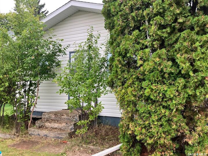 Property Photo:  707 10th Avenue W  SK S0E 1E0 